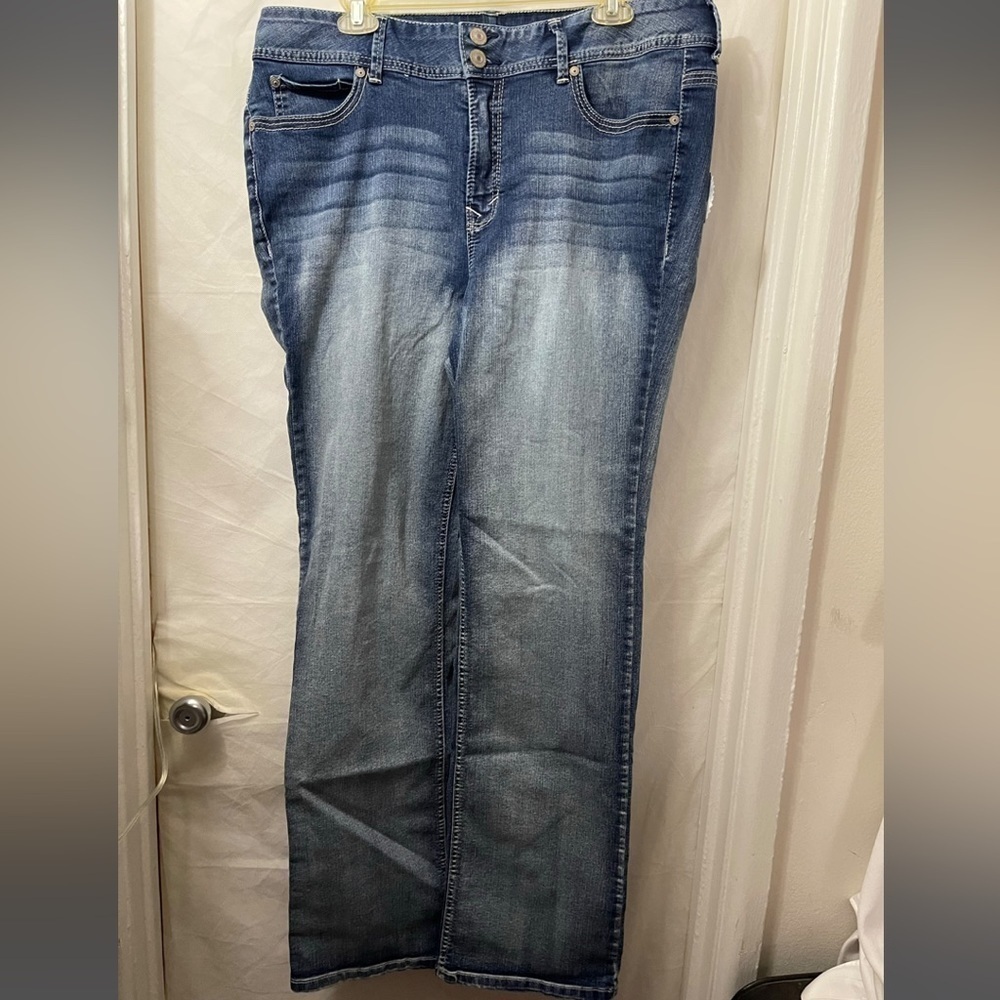 (Bonus Jewelry‼️‼️) Women mid rise jeans Wallflower 16 Plus